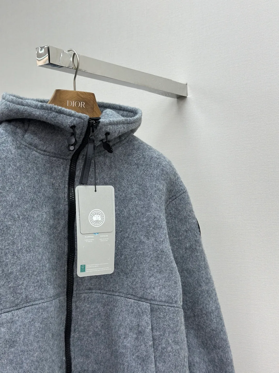 P800 ￼ Canada Goose Fleece Badge Hooded Jacket Fabric selection: Wool fleece fabric blended with wool as the main body and a very small amount of spandex and polyester fiber. Wool is a core natural ingredient that provides unparalleled temperature regulation, antibacterial and anti-odor properties and a skin-friendly feel. The feeding of a small amount of spandex gives the fabric a certain degree of four-way elasticity, making it non-restrictive during daily activities. As the basis of fleece's structure, polyester fiber enhances the fabric's durability, wrinkle resistance and quick-drying properties. It contributes to the loft of the fleece and provides functions such as trapping air.  Detail 1: The sleeves and hem are closed with 2×2 ribbing. Its strong elasticity can closely fit wrists and waists of different thicknesses, forming an effective 'seal' to prevent cold wind from blowing back. It can still maintain its original shape after repeated stretching and use, and is not easy to loose and deform. And the ribbed cuffs can convey a sense of design and enhance the visual beauty.  Detail 2: The combination of hood design and elastic buckle improves warmth and windproof performance when wearing.  Accessories: Customized elastic drawstring buckle Customized zipper pendant Customized armband SIZE: S M L XL